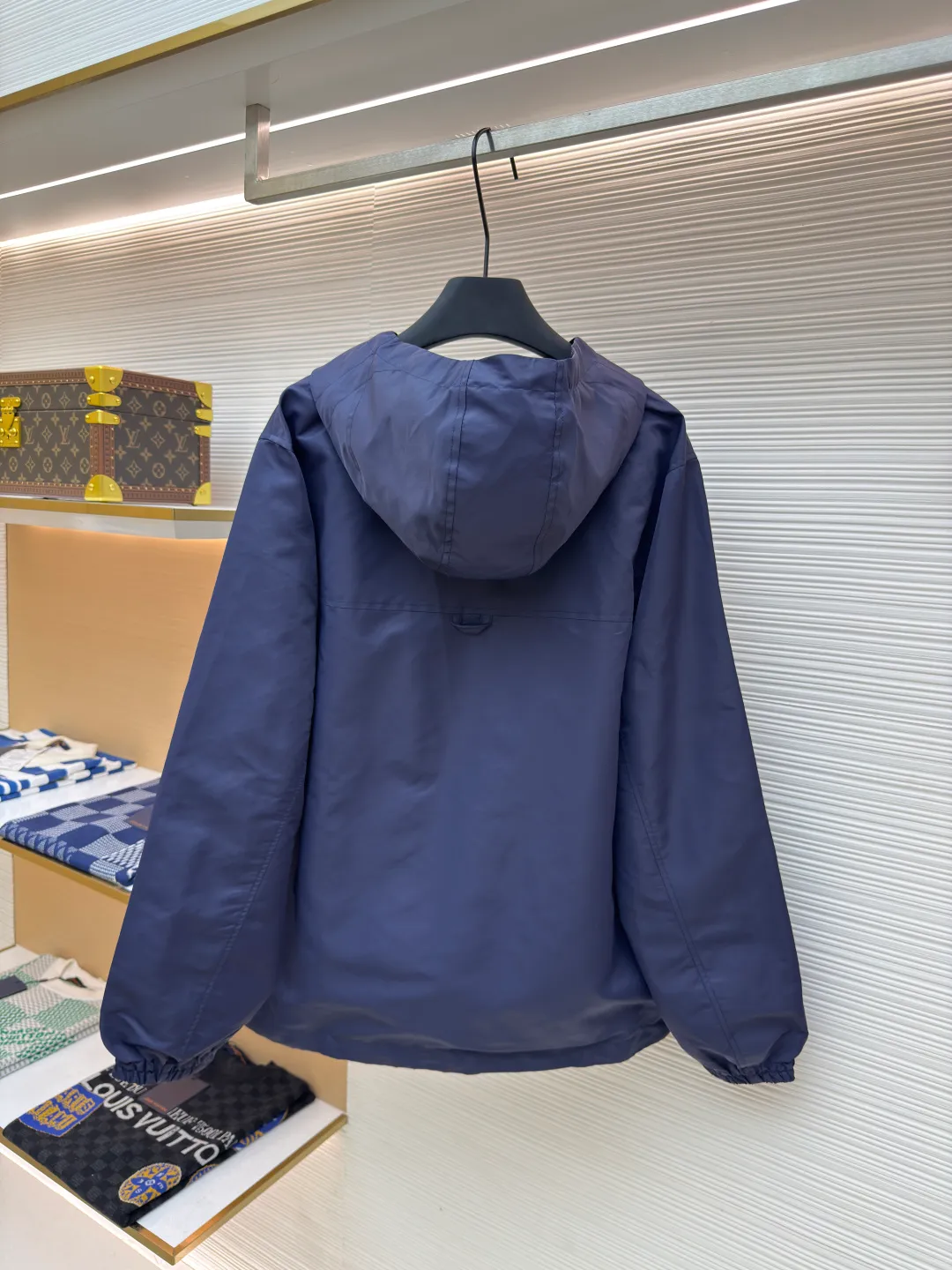LOUIS VUITTON double-sided windproof pin jacket ●Authentic product: 23000 purchased and developed ●Item number: 1680475-C55 ●Fabric: polyester fiber fabric ●Technology: jacquard ●Version: fitted version ●Weight: about 555 grams ●Size: 44-46-48-50 ●Description: The solid color fabric is made of nylon encrypted matt twill fabric, and the jacquard fabric on the other side is made of 50D nylon yarn-dyed jacquard fabric. The solid color front panel is laser-burned, hand-made of white copper, with a triangle pin with logo and glossy finish. The front panel pocket uses a hardware keychain to hang a folding clothing tag, and the jacquard letters on the front chest placket are made of single-piece flowing pure It is cut by hand to restore the flower, and all the pieces are numbered. The pockets are also cut with the restored flower number. The fabric is relatively light and silky, and it takes time to cut accurately. The front and center are equipped with a double-circulation puller 5# orbital zipper. The hem and the hood are worn with spiral elastic ropes with ring anti-slip buckles, square pig nose buckles with logo, and all holes are punched with hardware and logo on the cloth-colored cornrows.